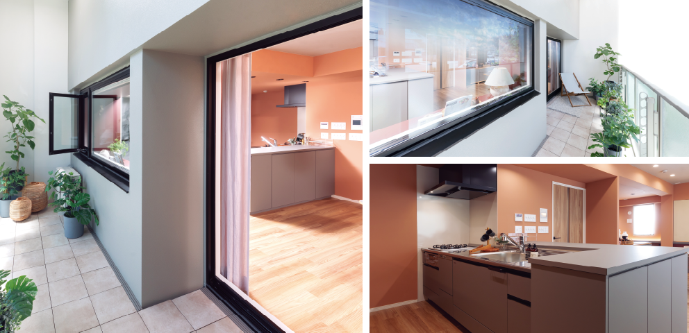 広々バルコニーに面した明るいキッチンの写真