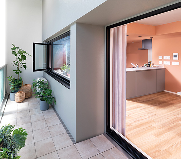 リビング・ダイニングとバルコニーの間に窓を設けて新しい住まいの空間を活用するライフスタイルをご提案