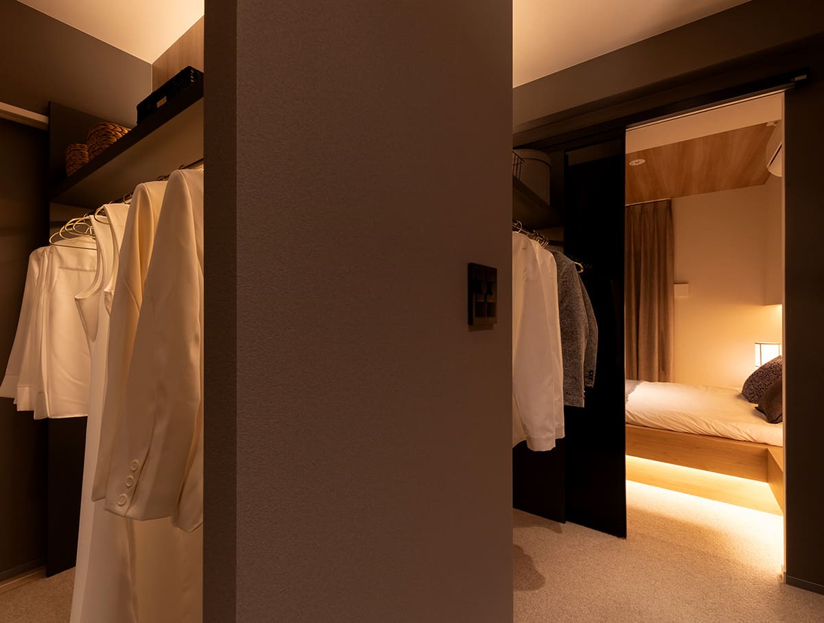 モデルルームのウォークインクローゼットの写真
